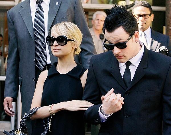 Tuyển tập thời trang hầu tòa của sao Hollywood: Cardi B chuẩn chỉnh, Lindsay Lohan như đi diễn thời trang-5