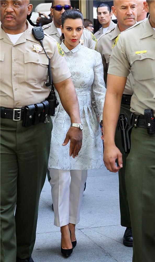 Tuyển tập thời trang hầu tòa của sao Hollywood: Cardi B chuẩn chỉnh, Lindsay Lohan như đi diễn thời trang-7