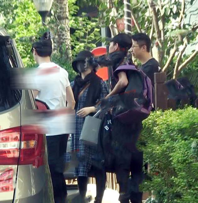 Lần đầu xuất hiện sau sinh, Triệu Lệ Dĩnh lộ rõ thân hình tăng cân phốp pháp chuẩn mẹ bỉm sữa-2