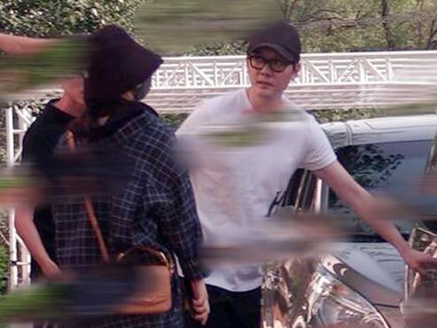 Lần đầu xuất hiện sau sinh, Triệu Lệ Dĩnh lộ rõ thân hình tăng cân phốp pháp chuẩn mẹ bỉm sữa