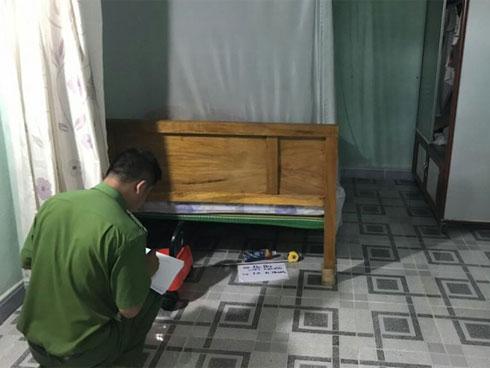 Bắt nam thanh niên tạt xăng dọa đốt vợ cũ vì bị chê có mùi hôi-1