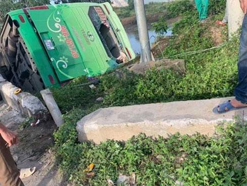 Xe khách lao xuống sông, ít nhất 6 người thương vong