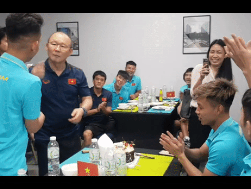 Clip: Thầy Park lầy lội yêu cầu Hồng Duy hôn má trong ngày sinh nhật khiến fans không cười không được-1