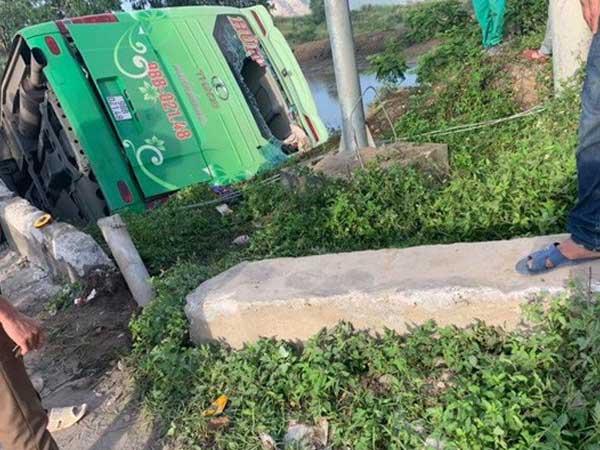Xe khách lao xuống sông, ít nhất 6 người thương vong-1