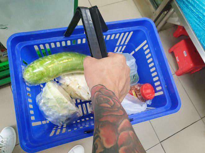 Người bán hàng ngạc nhiên khi thấy Tuấn Hưng xách làn đi chợ nấu cơm cho vợ bầu, con nhỏ-4
