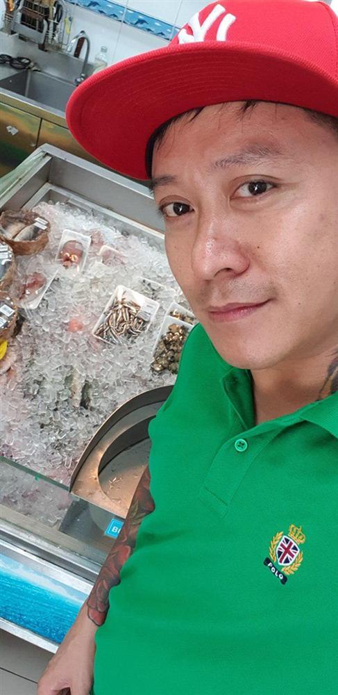 Người bán hàng ngạc nhiên khi thấy Tuấn Hưng xách làn đi chợ nấu cơm cho vợ bầu, con nhỏ-5