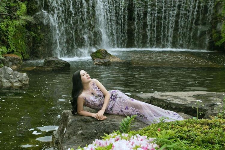 Gu thời trang gợi cảm và ngập tràn hàng hiệu của Đinh Hiền Anh - vợ thứ trưởng Bộ Tài chính vừa bị kỷ luật Đảng-5