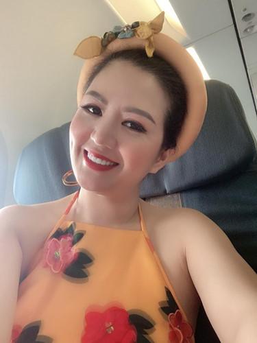 Gu thời trang gợi cảm và ngập tràn hàng hiệu của Đinh Hiền Anh - vợ thứ trưởng Bộ Tài chính vừa bị kỷ luật Đảng-15