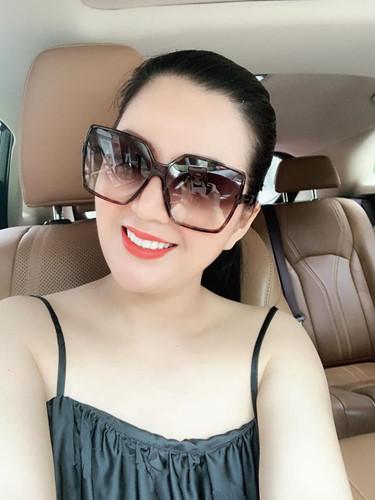 Gu thời trang gợi cảm và ngập tràn hàng hiệu của Đinh Hiền Anh - vợ thứ trưởng Bộ Tài chính vừa bị kỷ luật Đảng-16