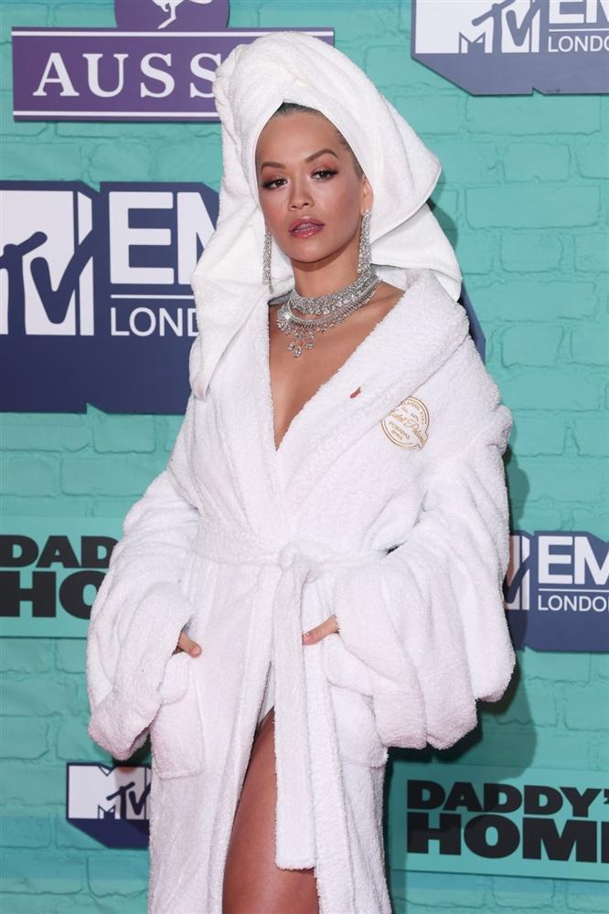 Đồ bơi siêu ngắn gây tranh cãi của Ngọc Trinh dính nghi vấn hàng nhái-7