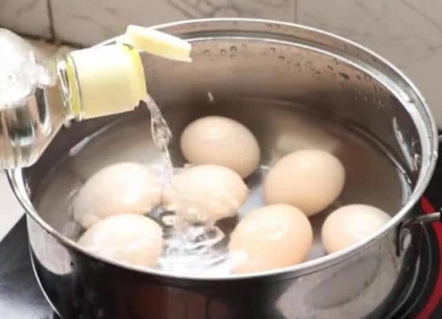 Luộc trứng rất kỵ hành động này, nhiều người không biết bảo sao ăn vào hại sức khỏe-1
