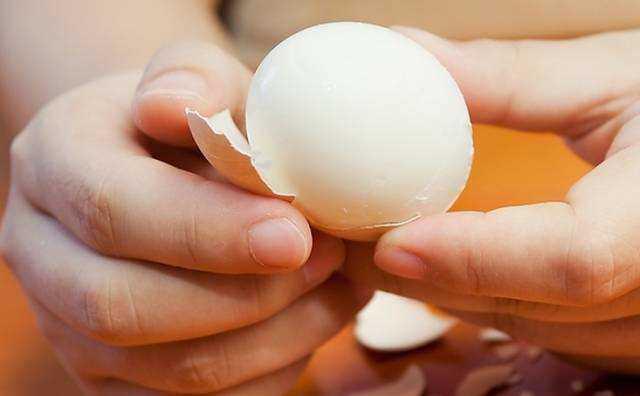Luộc trứng rất kỵ hành động này, nhiều người không biết bảo sao ăn vào hại sức khỏe-2
