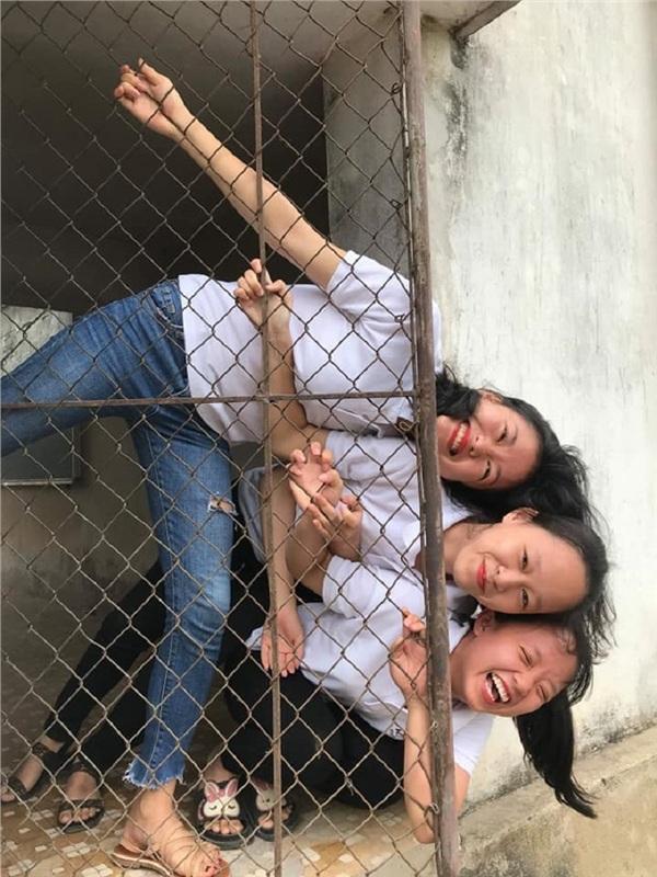 IQ vô cực của nhóm nữ sinh khi không có tiền chụp ảnh kỷ yếu: Đã không đẹp thì phải độc-3