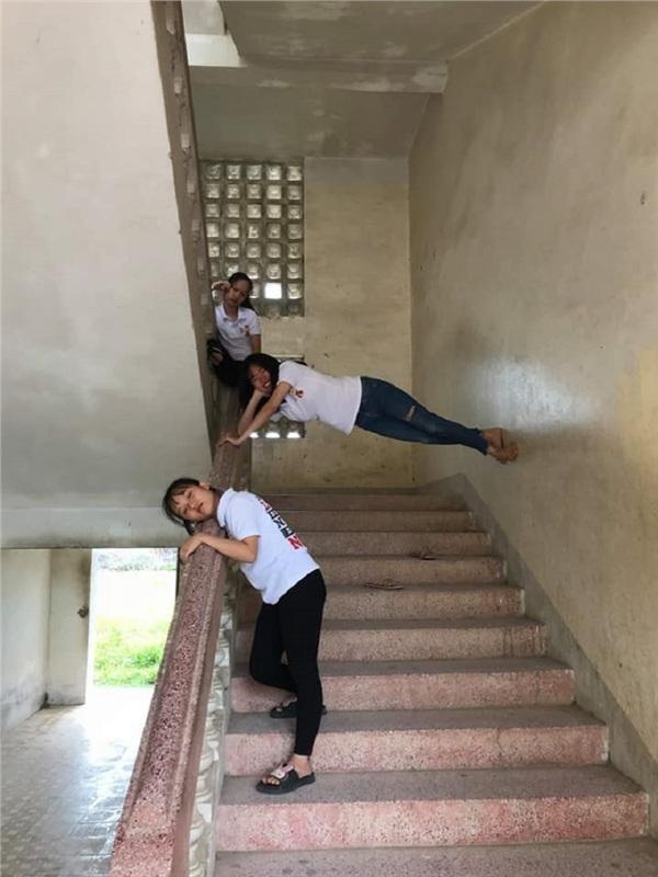 IQ vô cực của nhóm nữ sinh khi không có tiền chụp ảnh kỷ yếu: Đã không đẹp thì phải độc-6