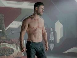 'Thor' Chris Hemsworth bị vợ phàn nàn vì khoe cơ bắp trên phim