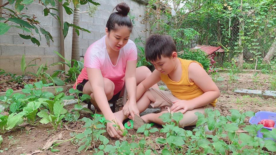 Khoe ảnh sexy, hoa hậu Phạm Hương bị nhận xét giống nữ diễn viên 13 tuổi gây sốt phim Vợ ba-12