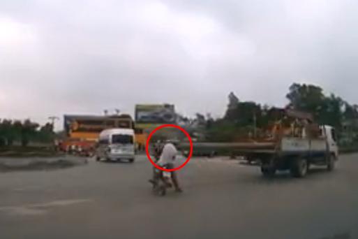 Clip: Hãi hùng xe tải chở cột bê tông dài lê thê phang trúng đầu người đi đường-1