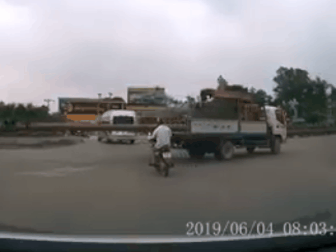 Clip: Hãi hùng xe tải chở cột bê tông dài lê thê 'phang' trúng đầu người đi đường