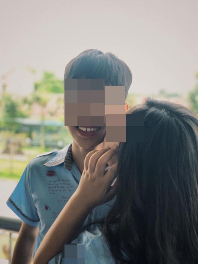 Chơi lớn hôn má từng nam sinh trong lớp thay lời tạm biệt, ảnh kỷ yếu của nữ sinh Gia Lai gây tranh cãi khắp MXH-5