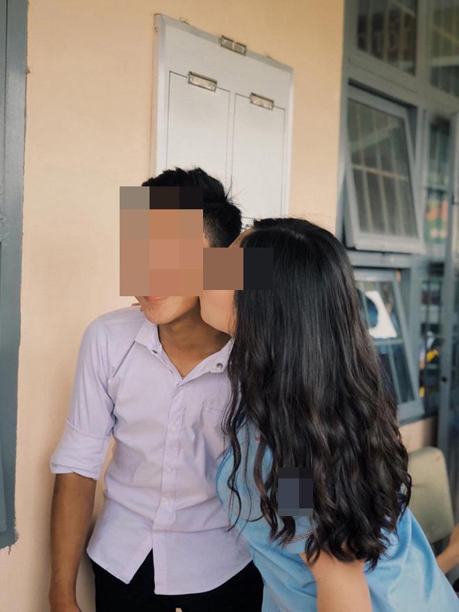 Chơi lớn hôn má từng nam sinh trong lớp thay lời tạm biệt, ảnh kỷ yếu của nữ sinh Gia Lai gây tranh cãi khắp MXH-2