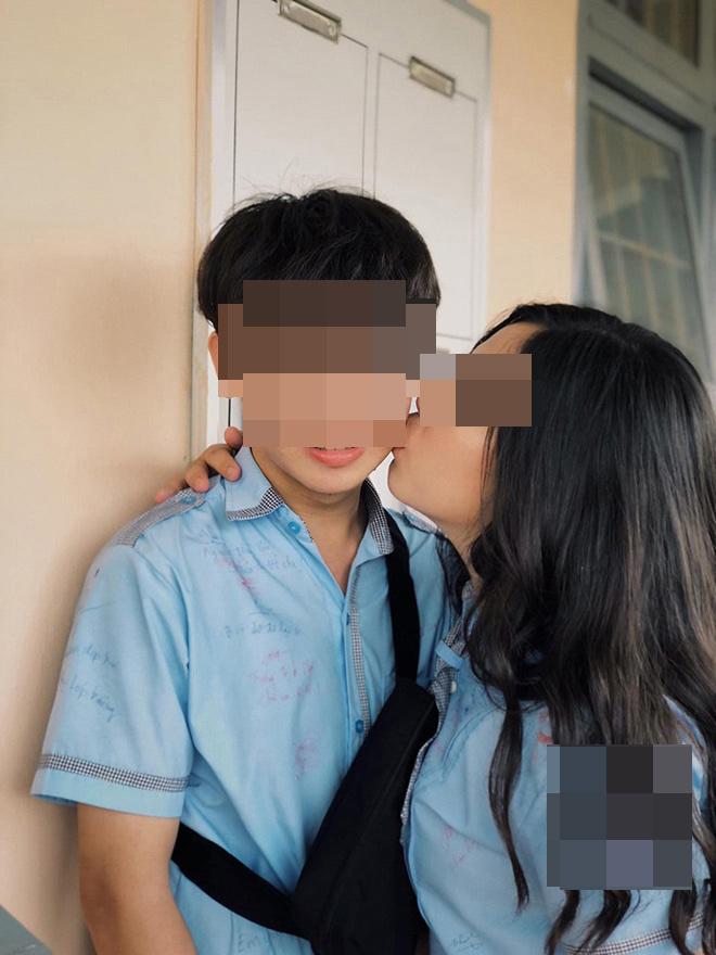 Chơi lớn hôn má từng nam sinh trong lớp thay lời tạm biệt, ảnh kỷ yếu của nữ sinh Gia Lai gây tranh cãi khắp MXH-4