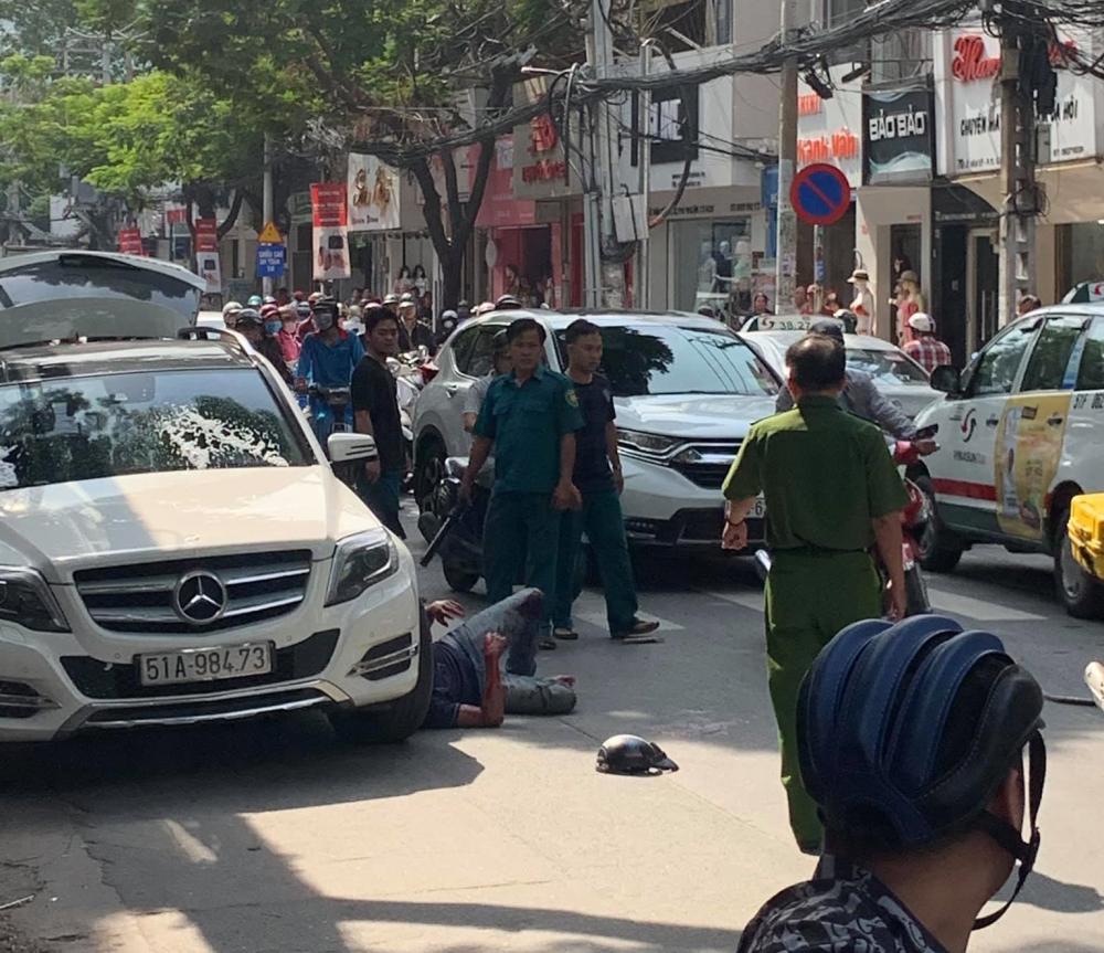 Nhóm côn đồ dùng gậy, xẻng đánh dã man 2 người đàn ông ở TP. HCM-1