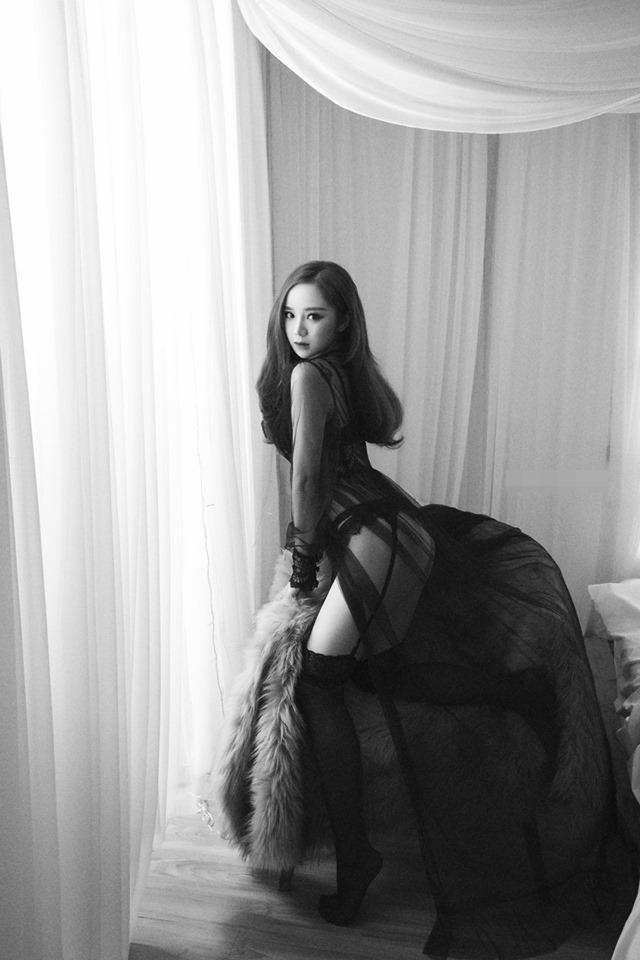 Khoe bộ ảnh trên hở bạo dưới hững hờ nhưng hotgirl ngủ gật lại bị soi ngón tay cái như bị tật, bụng ngấn mỡ-1