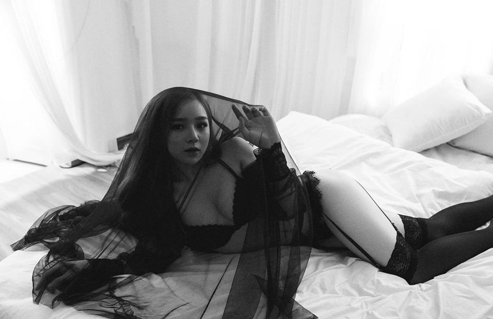 Khoe bộ ảnh trên hở bạo dưới hững hờ nhưng hotgirl ngủ gật lại bị soi ngón tay cái như bị tật, bụng ngấn mỡ-5