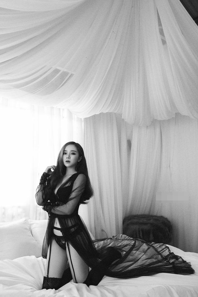 Khoe bộ ảnh trên hở bạo dưới hững hờ nhưng hotgirl ngủ gật lại bị soi ngón tay cái như bị tật, bụng ngấn mỡ-8