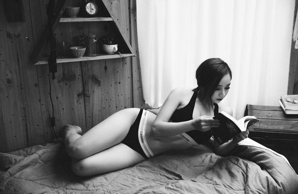 Khoe bộ ảnh trên hở bạo dưới hững hờ nhưng hotgirl ngủ gật lại bị soi ngón tay cái như bị tật, bụng ngấn mỡ-2