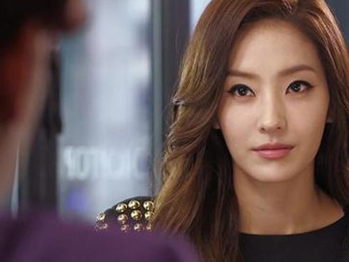 Bố vợ giới thiệu mẹ kế, tôi bủn rủn chân tay khi nhận ra đó chính là...