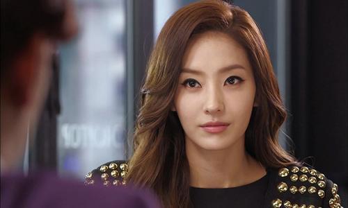 Bố vợ giới thiệu mẹ kế, tôi bủn rủn chân tay khi nhận ra đó chính là...-1