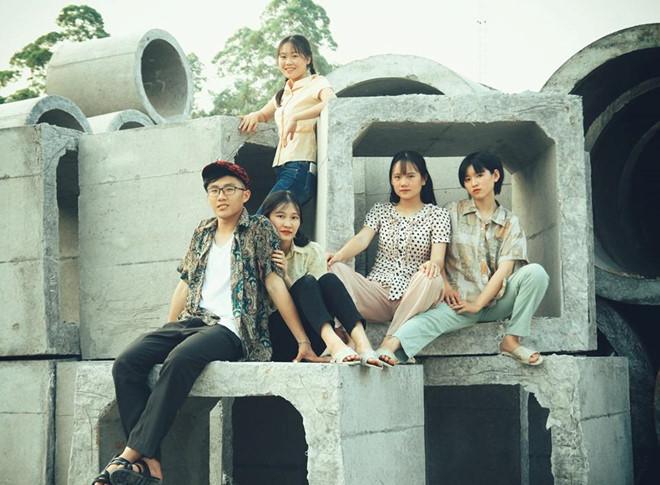 Thầy giáo Quảng Ninh chụp kỷ yếu cho học sinh theo phong cách hoài cổ-2