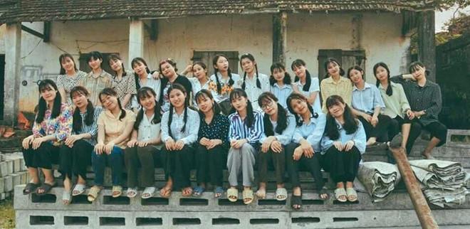 Thầy giáo Quảng Ninh chụp kỷ yếu cho học sinh theo phong cách hoài cổ-4