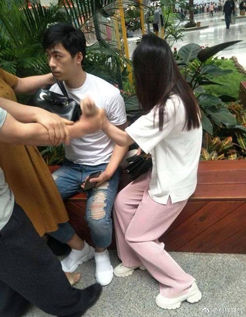 Mang vali đồ chơi nhạy cảm hú hí với nhân tình, chàng trai bị bố mẹ vợ bắt quả tang-2