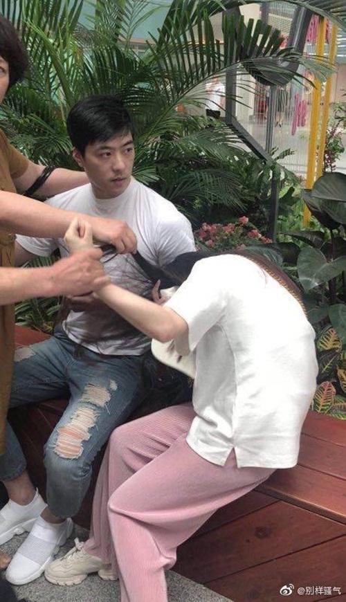 Mang vali đồ chơi nhạy cảm hú hí với nhân tình, chàng trai bị bố mẹ vợ bắt quả tang-3