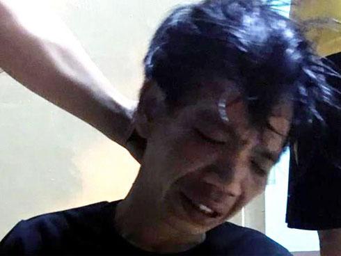 Hàng trăm người dân theo dõi cảnh sát giải cứu con tin ở tiệm cầm đồ-3