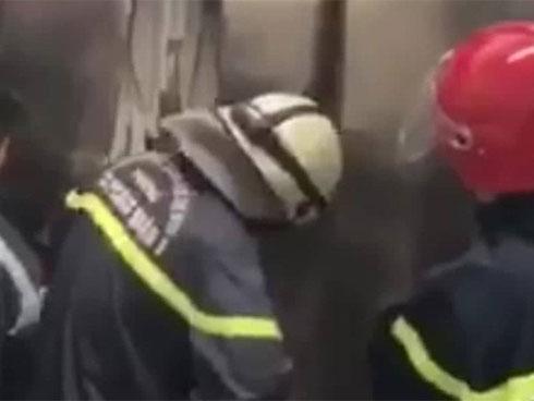 Clip: Thót tim xem giải cứu 21 người mắc kẹt trong thang máy ở Sài Gòn, có người đã gục xuống-3