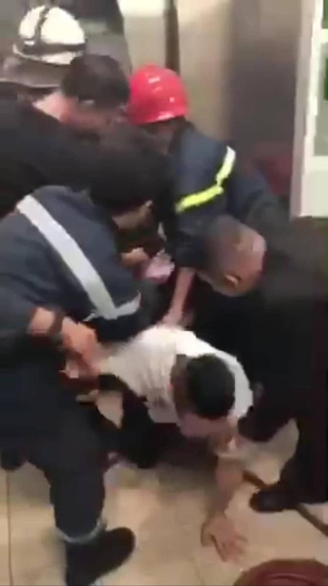 Clip: Thót tim xem giải cứu 21 người mắc kẹt trong thang máy ở Sài Gòn, có người đã gục xuống-2