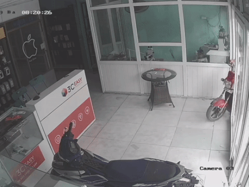 Clip: Hốt hoảng trước cột phun nước cao như ‘vòi rồng’ tại một ống cống trên đường phố Sài Gòn-5