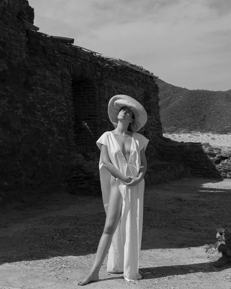 Bản tin Hoa hậu Hoàn vũ 5/6: Hở bạo như Ngọc Trinh cũng phải vái cả nón trước chiếc đầm của đàn chị đình đám-1