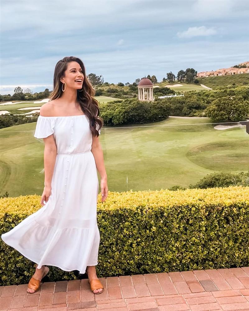 Bản tin Hoa hậu Hoàn vũ 5/6: Hở bạo như Ngọc Trinh cũng phải vái cả nón trước chiếc đầm của đàn chị đình đám-9