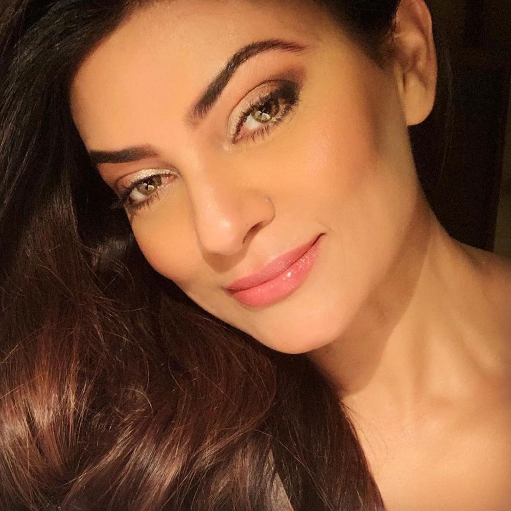 Bản tin Hoa hậu Hoàn vũ 5/6: Hở bạo như Ngọc Trinh cũng phải vái cả nón trước chiếc đầm của đàn chị đình đám-4