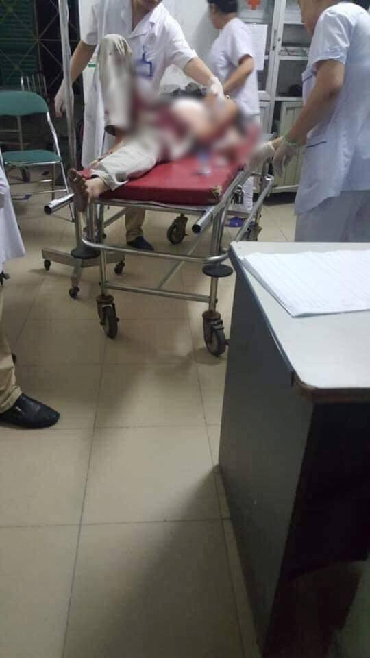 Nhân chứng kể giây phút nam thanh niên đâm bố mẹ vợ nhập viện: Máu vương vãi từ cổng vào tới nhà, hai nạn nhân bị đâm nhiều nhát-1