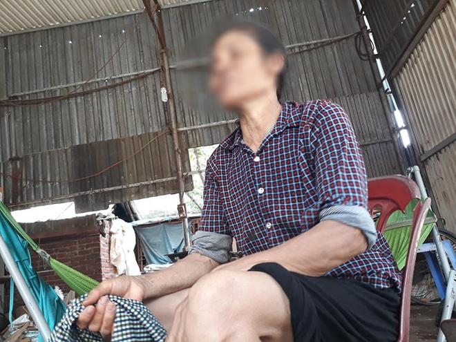 Nhân chứng kể giây phút nam thanh niên đâm bố mẹ vợ nhập viện: Máu vương vãi từ cổng vào tới nhà, hai nạn nhân bị đâm nhiều nhát-2