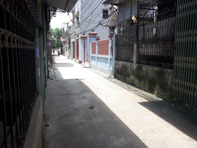 Nhân chứng kể giây phút nam thanh niên đâm bố mẹ vợ nhập viện: Máu vương vãi từ cổng vào tới nhà, hai nạn nhân bị đâm nhiều nhát-3