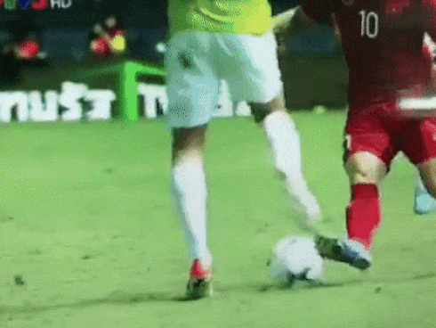 Fans Việt phẫn nộ trước khoảnh khắc vào bóng thô bạo của cầu thủ Thái Lan khi sút trúng 'chỗ hiểm' của Công Phượng