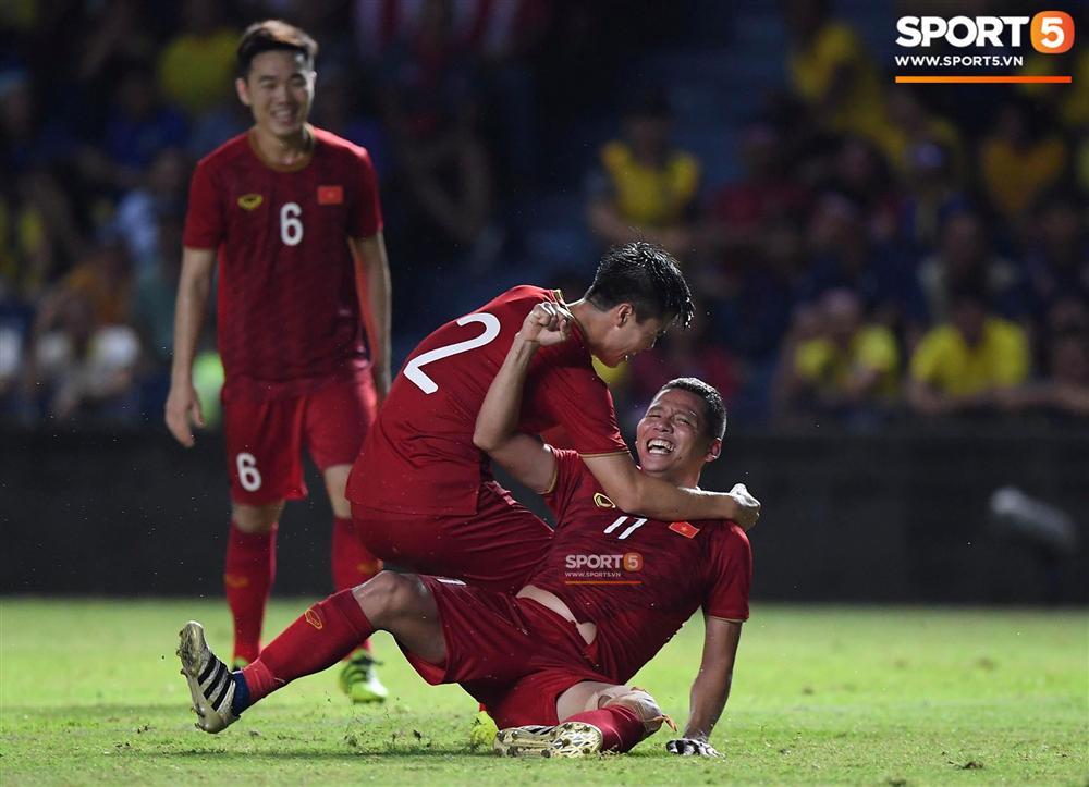 Ghi bàn rồi gục ngã trên sân nhưng không quên nở nụ cười chiến thắng, hình ảnh ăn mừng có 1 - 0 - 2 của lão tướng Anh Đức gây bão khắp MXH-1