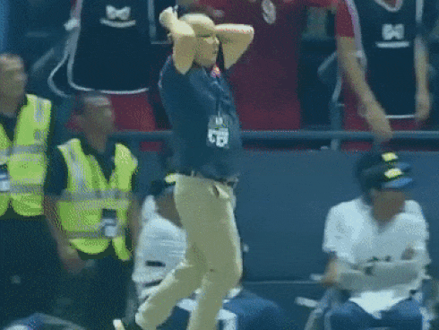 CLIP ĐẮT GIÁ: Thầy Park từ ôm đầu tiếc nuối liền quay ngoắt thái độ cực đáng yêu khi Anh Đức ghi bàn thắng-1