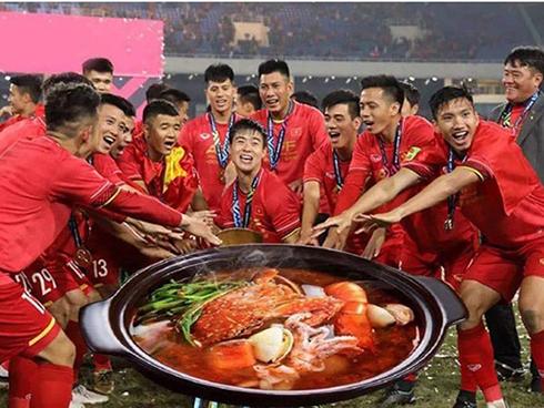 Việt Nam chiến thắng nghẹt thở trước Thái Lan, dân mạng rủ nhau chế ảnh ăn lẩu Thái